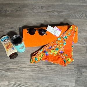 🧡🥭Adorbzzzz!!! “Raisin” swimwear size M with slight ruffle… color mango!!